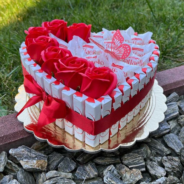 Tort z cukierków Kinder i Raffaello. Prezent Box