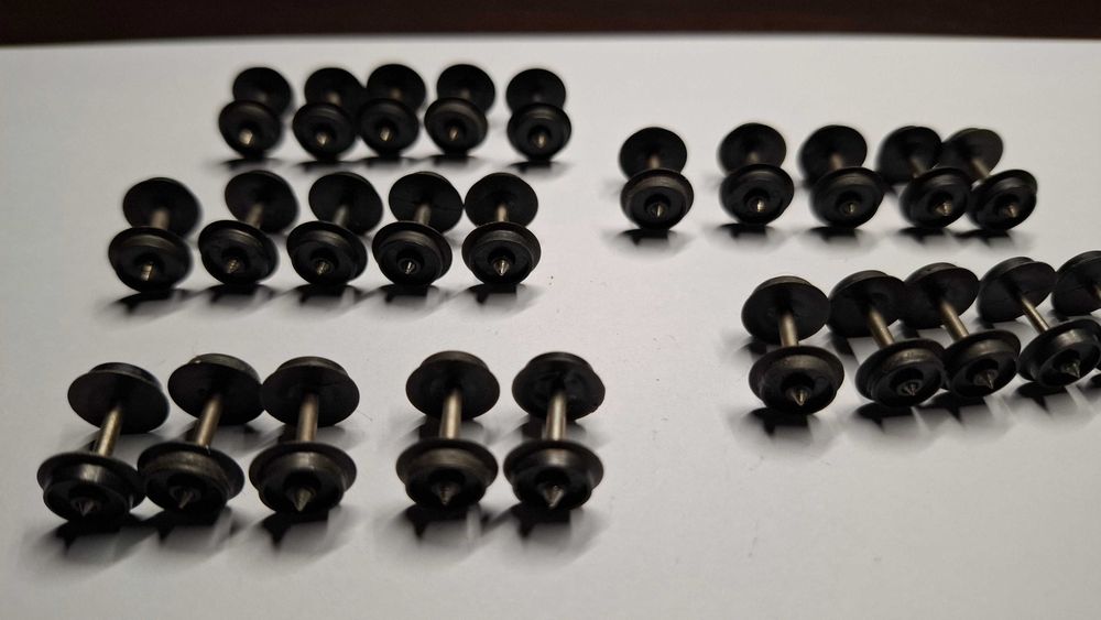 Kolejka TT 1:120 kółka do wag., plastik 8,4mm,komplet 25 szt.+5 gratis