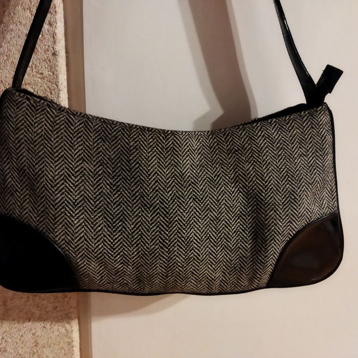 Torebka na ramię lakierem z materiałem w jodełkę