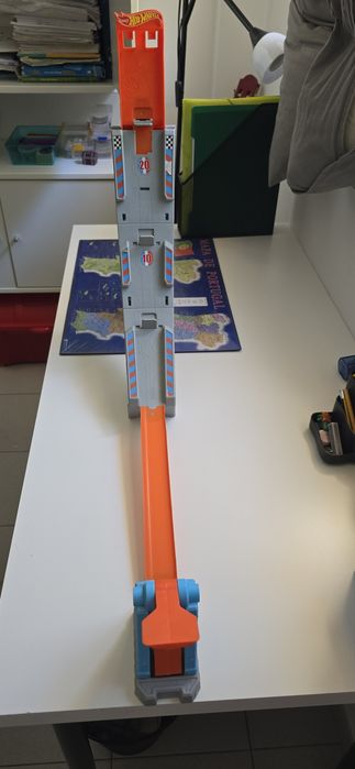 Pistas da Hot Wheels e outros brinquedos