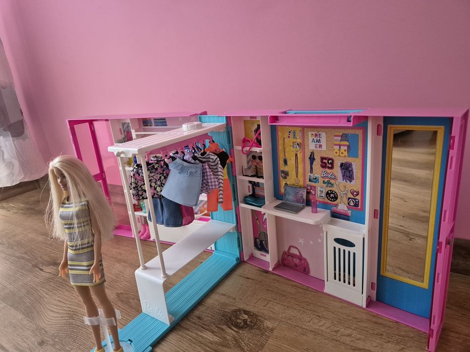 Szafa barbie z akcesoriami