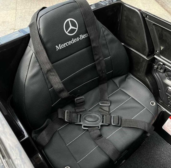 Дитякий електоромобіль Mercedes AMG M 4280