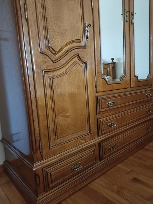 Mobília de Quarto em Madeira Maciça – Completa – Cama, Roupeiro, Cómoda e Mesas de Cabeceira