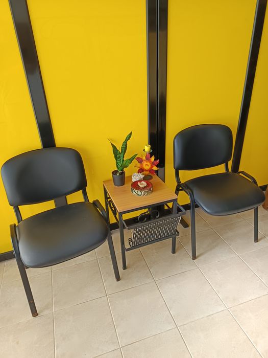 2 Cadeiras pretas em pele com mesa porta revistas