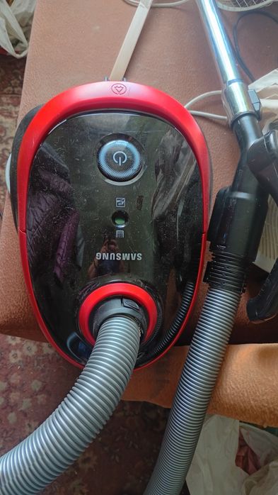 Пилосос Samsung чорного кольору.