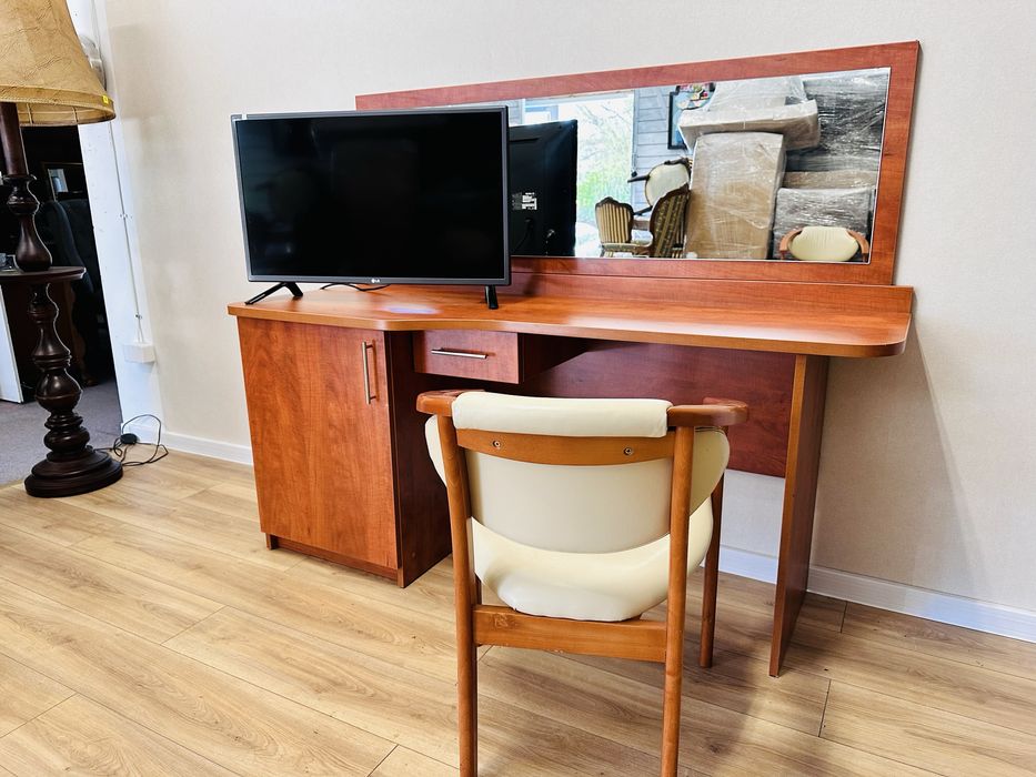 20 kompletów pokoi hotelowych - łóżko, biurko, tv, sofa, szafka lustro