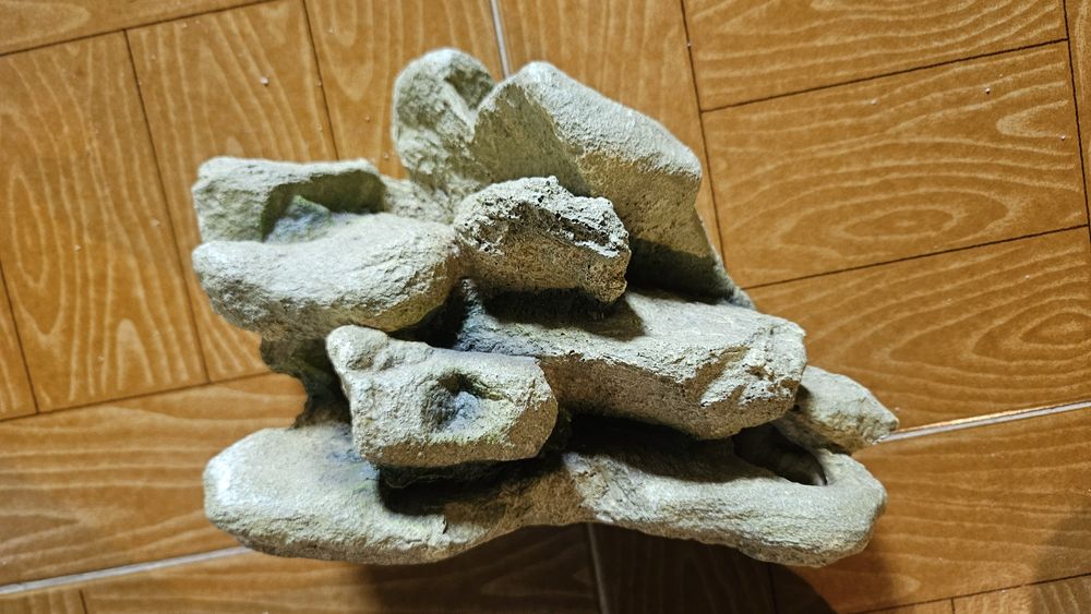 Rocha Grande de Plástico com Toca para Aquário