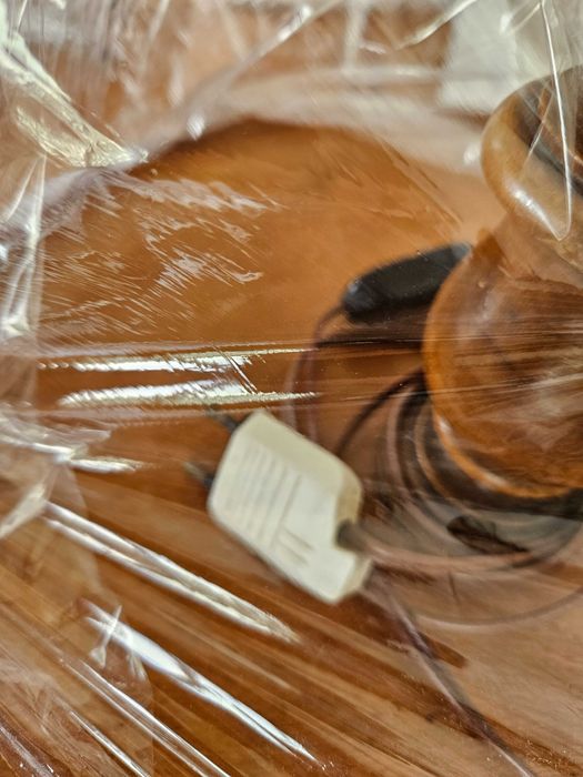 Candeeiro antigo com mesa redonda