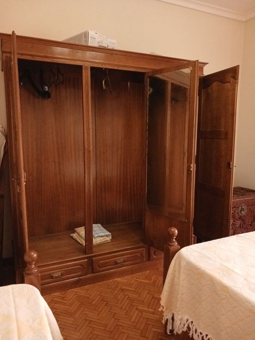 Vendo roupeiro e camas