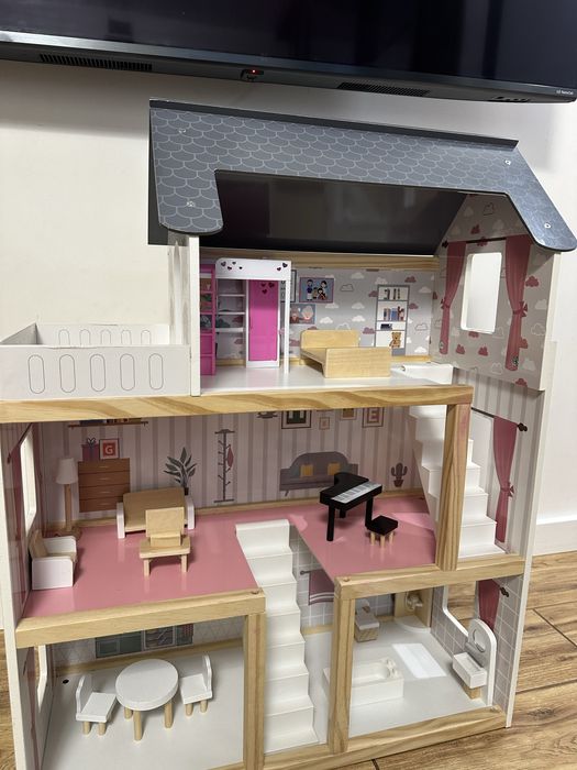 Дитячий деревʼяний будинок для ляльок