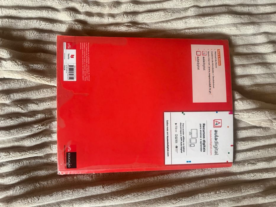 Manual e caderno de exercícios de geografia de 8°ano