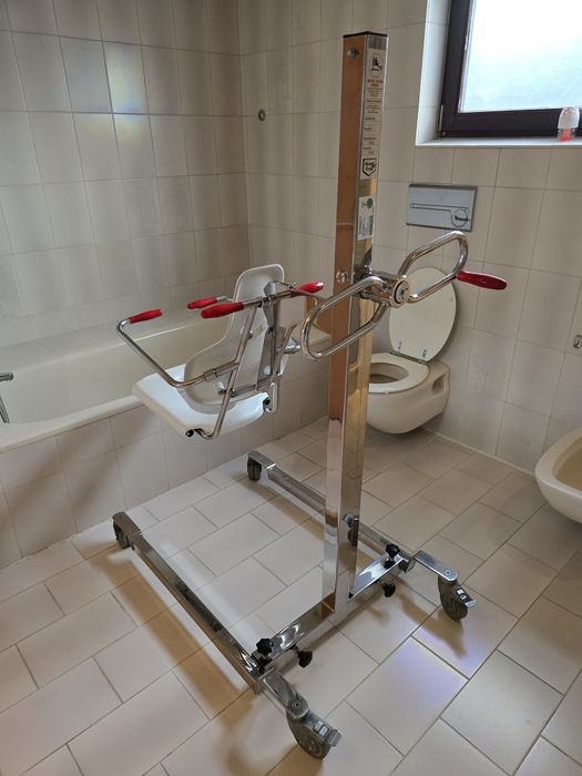 Підйомник для інвалідів, санітарно-гігієнічний стілець-туалет