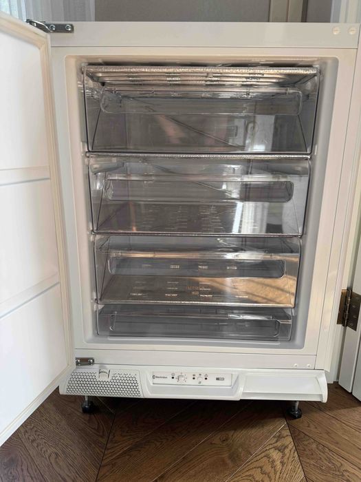 Морозильная камера Electrolux EUN1100FOW под ремонт