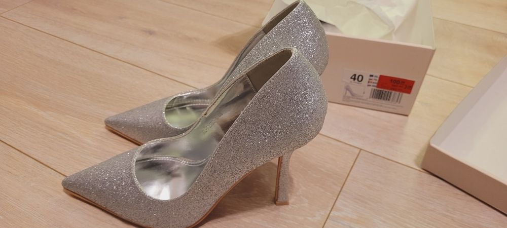 Czółenka srebrne nr 40 używane 2 godziny firmy Deezee