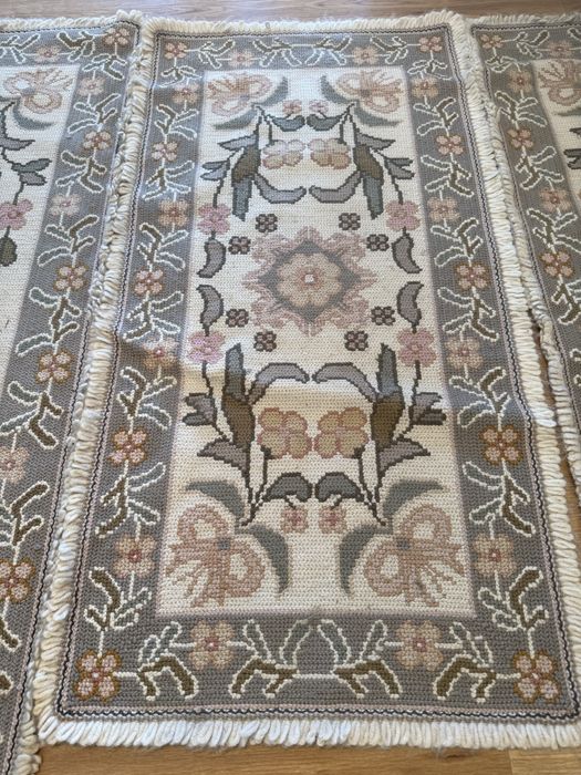 Tapete de Arraiolos de quarto