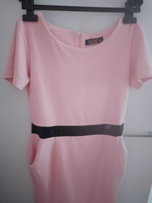 Elegancka sukienka z krótkim rękawem