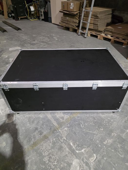 Kufer transportowy flight case na kółkach (4 sztuki)