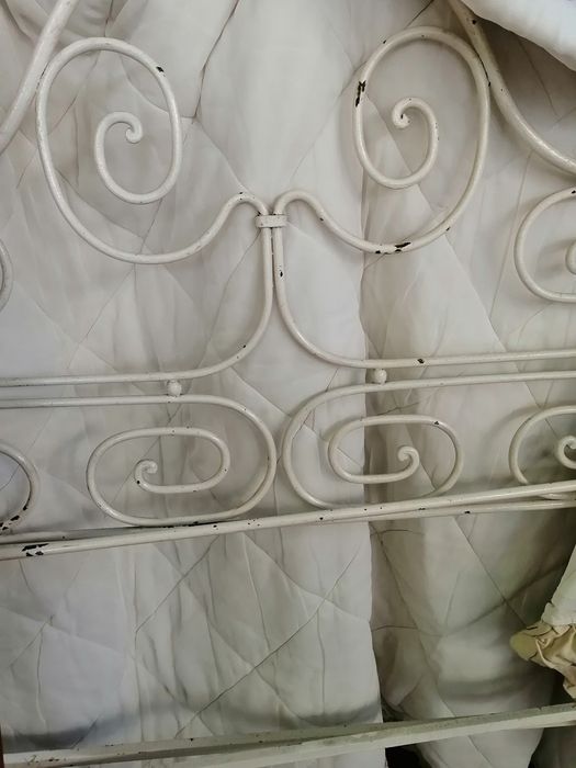 Cama muito antiga em ferro com estrado original.