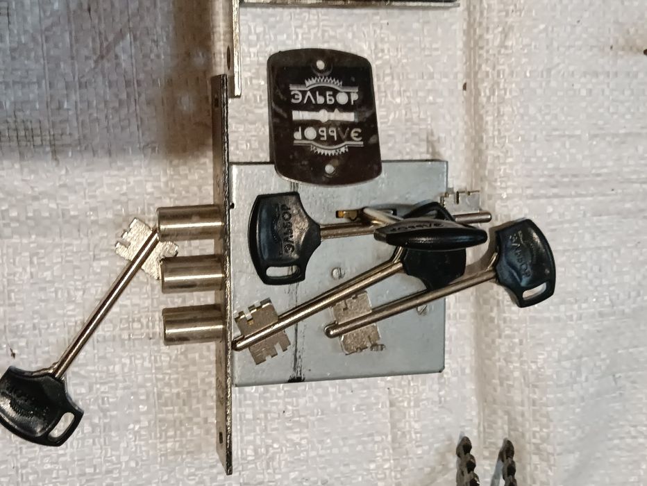 Ножи к наст.деревообрабат.станку Замки вредные разные