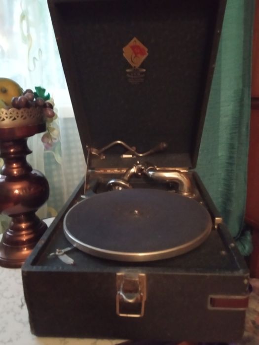 Патефон. Производство- нкм  главширпотреб Ленинградский  граммофонный