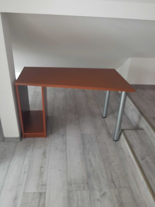 biurko drewniane nogi srebrne