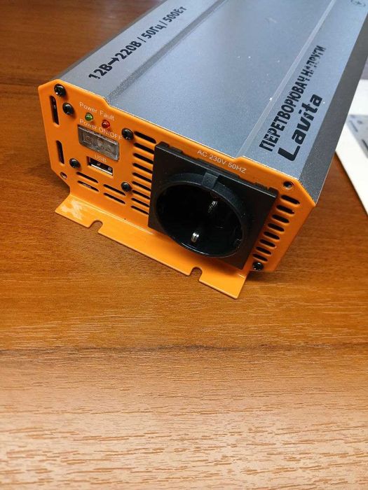 Інвертор (Перетворювач напруги) Lavita, 12V-220V, 500W (не робочий)