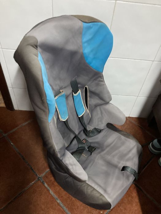 Cadeira auto para crianças com cintos