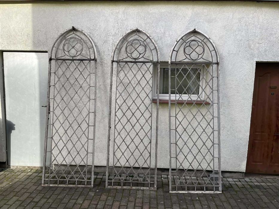 Stare gotyckie okna łukowe