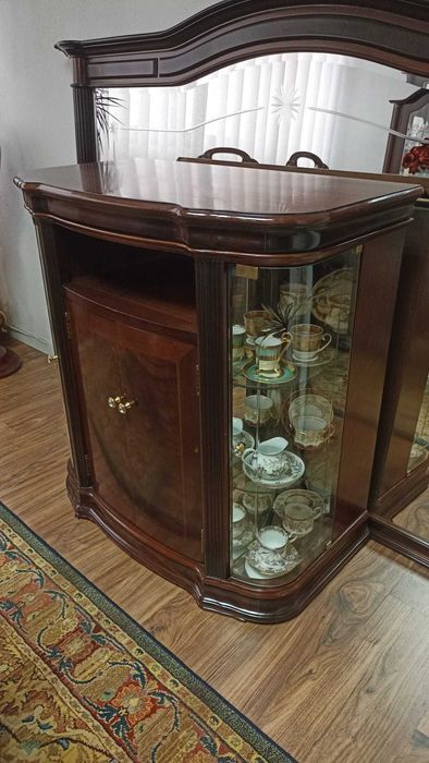 Móvel de sala clássico em madeira com vitrine – excelente estado