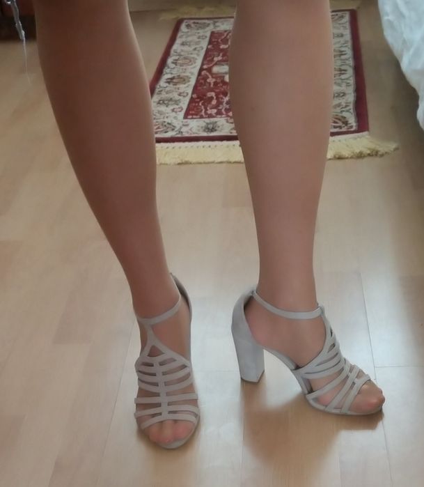 Piękne zamszowe buty sandałki