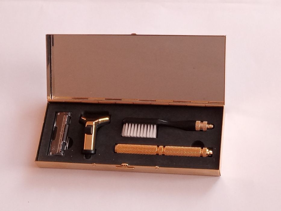 Maszynka do golenia i szczoteczka