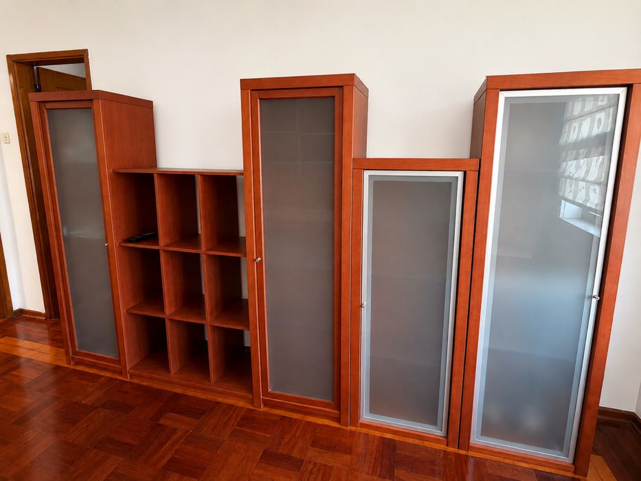 Conjunto de Mobiliário de Escritório – Estantes e Vitrine