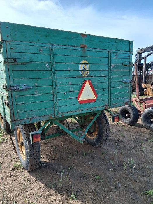 Przyczepa na krańcu Wywrot dwie strony hamulce