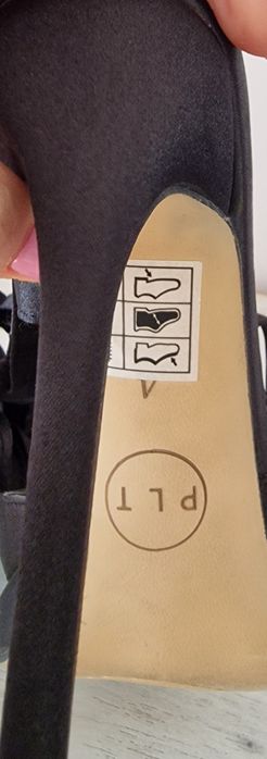 Buty szpilki zawiązywane na lydce.