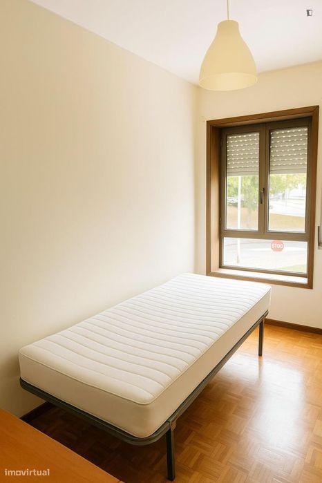 Quarto - localizado em Matosinhos Porto
