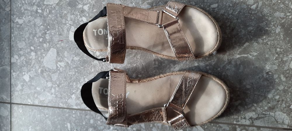 TOMMY HILFIGER złote sandały damskie 37