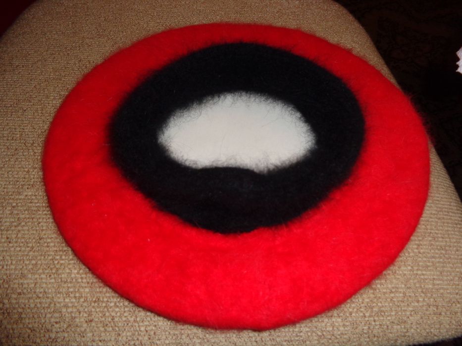 beret z angory czerwony z paskiem plus rękawiczki