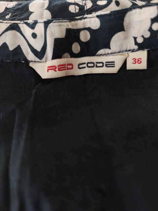 Saia em tecido de algodão, cor branca e preta com  pregas em todo a roda