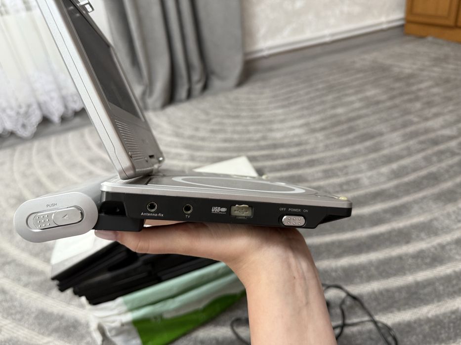 Портативний DVD-плеєр 7” TFT Monitor + диски з серіалами в подарунок