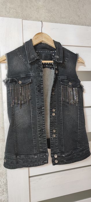 Жіноча джинсова жилетка з прикрасами