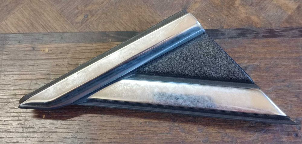 Trójkąt, osłona błotnika prawy chrom drzwi Seat Ateca