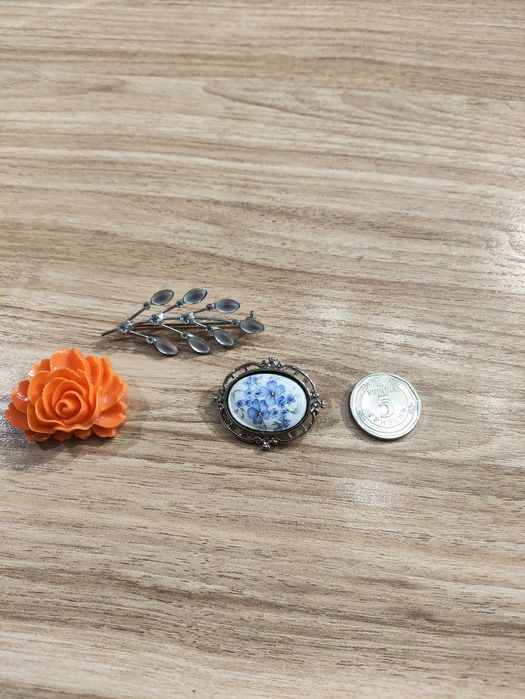 Брошки, квіточка...