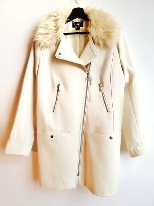 Casaco de senhora branco com gola de pêlo muito elegante