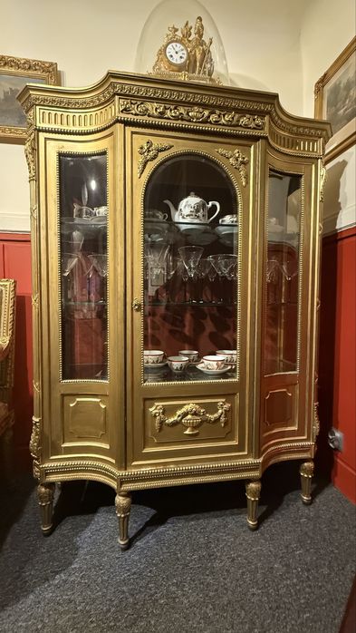 Złota witryna taka jak w Pałacu Prezydenckim