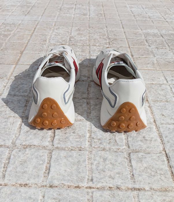 Sapatilhas bege e vermelhas como Novas