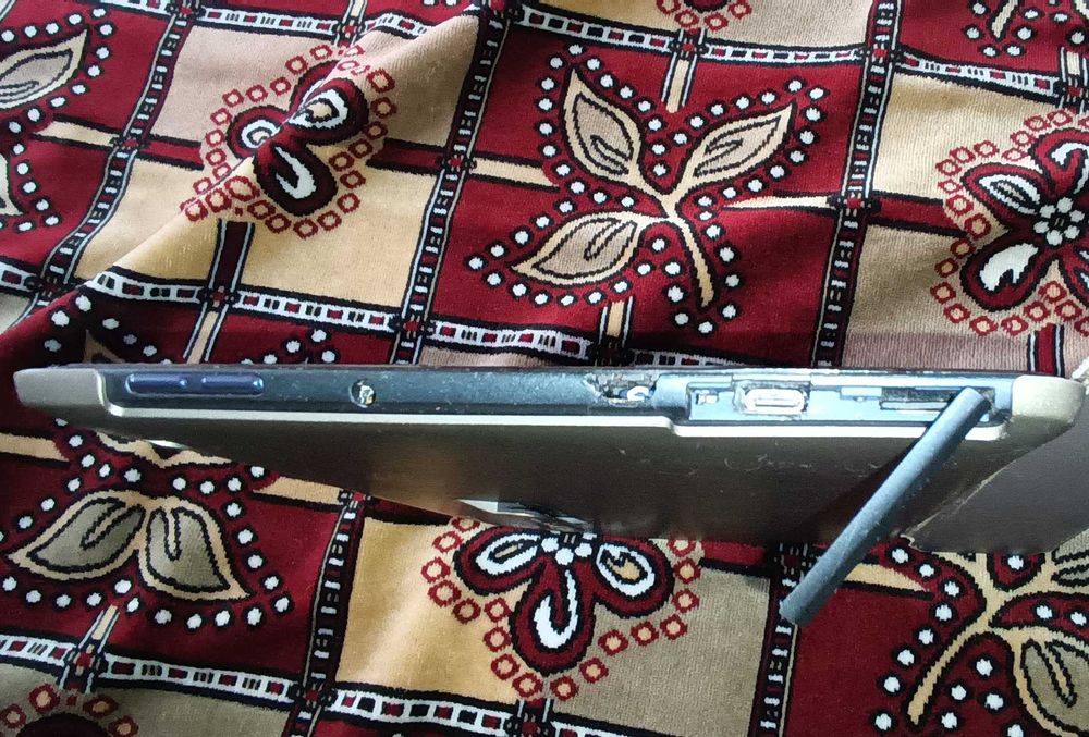 Продаю планшет LENOVO A7600F, на запчастини.