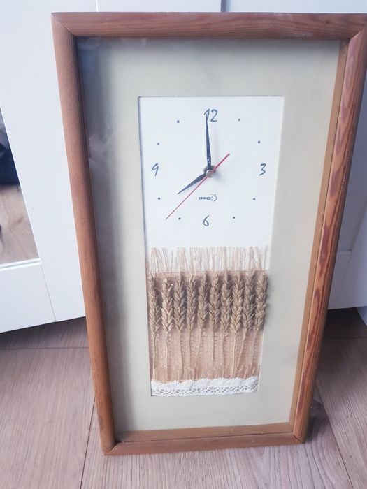 Zegar ścienny w drewnianej oprawie marki Neo Spiro