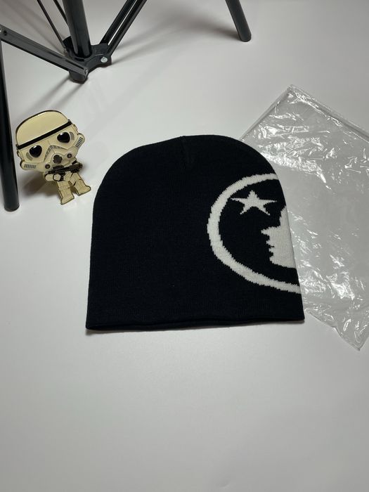 Стильна шапка hellstar