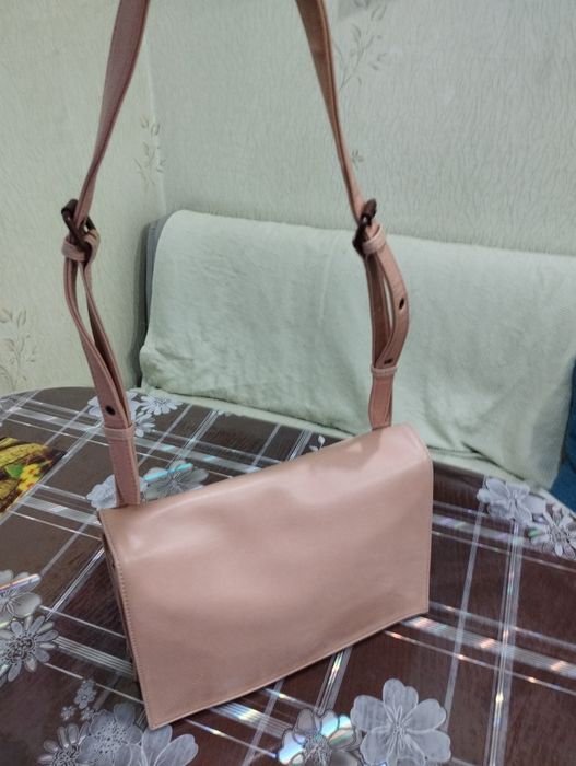 Продам кожанную женскую бежевую сумку