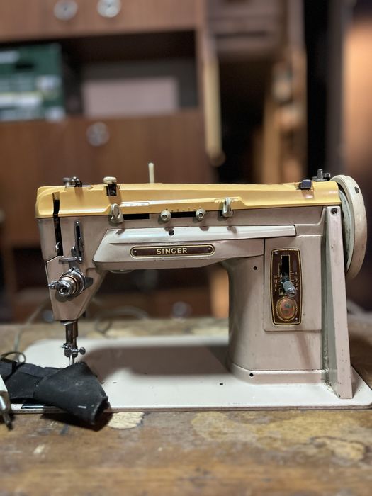 Singer a pedal e elétrica